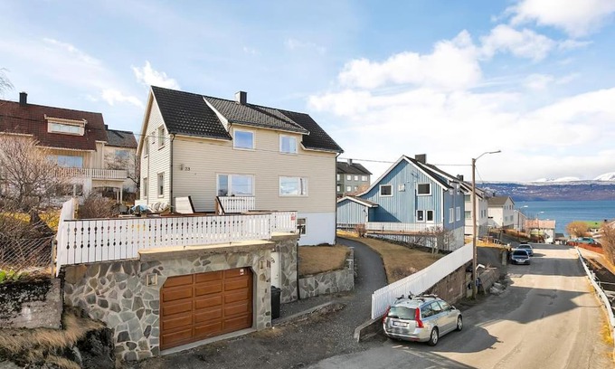 Narvik Apartment | Helt nytt, oppgradert hus med fantastisk utsikt.