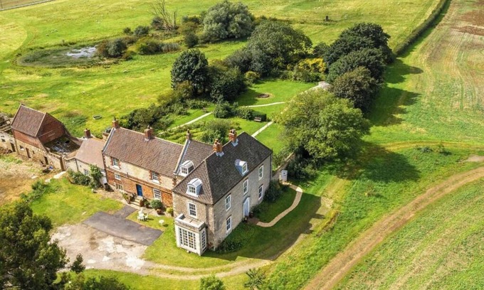 Scunthorpe Other | Hen Party & Large Groups: Luxury Manor House: Sleeps 24