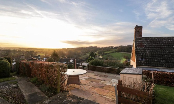 Bromham House | Hen's Cottage