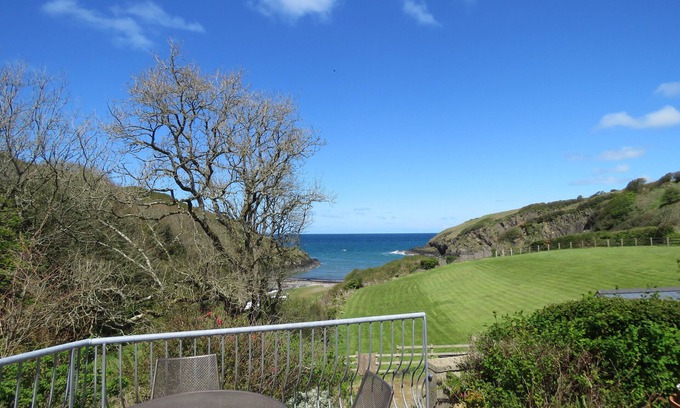 Newport Cottage | Hen Ty LLaeth, Aberfforest, right on the beach and with uninterrupted sea views