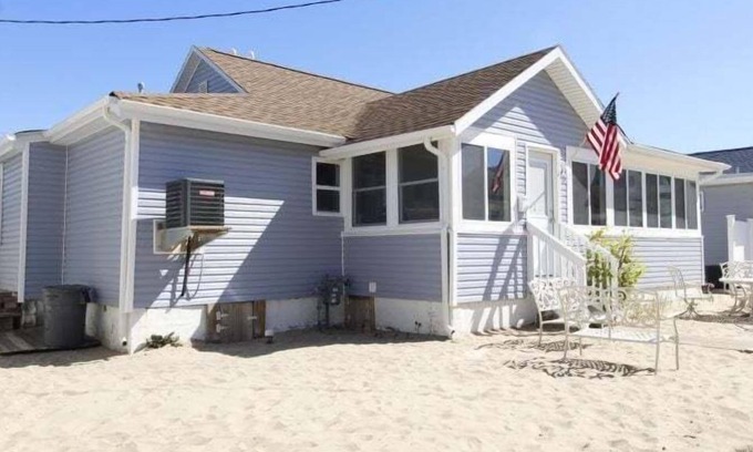 Point Pleasant Beach House | HEN5 | Beachside 4BR 1ba cottage in the sand, 4 badges to beach! Street Parking