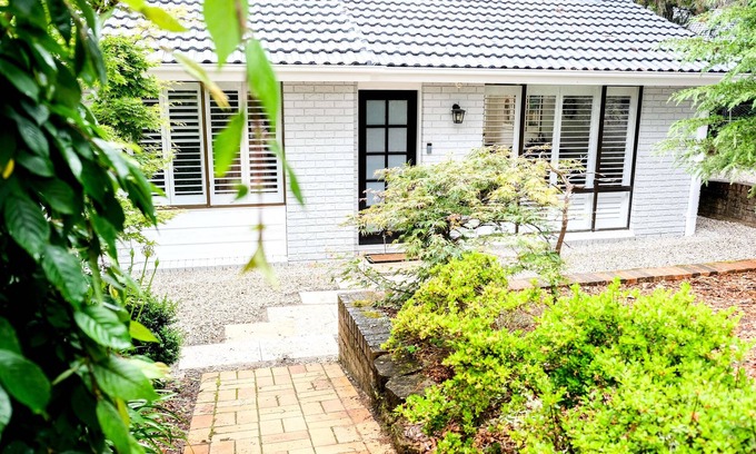 Wentworth Falls House | Henderson House - Renovated Home, 3 Bedroom, Deep Bath, A/C, BBQ, Undercover Patio