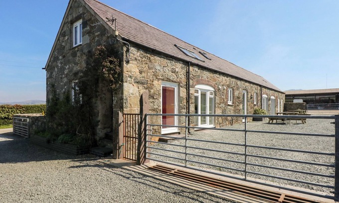 Caernarfon Cottage | HENDRE, family friendly, character holiday cottage in Pontllyfni