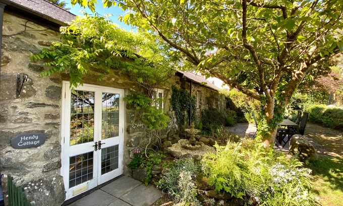 Rhyd-y-clafdy Cottage | HENDY COTTAGE, pet friendly, character holiday cottage in Chwilog