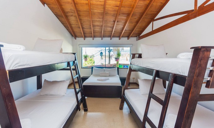 Guatape Hotel | Hermosa Habitación Básica Familiar En Guatape