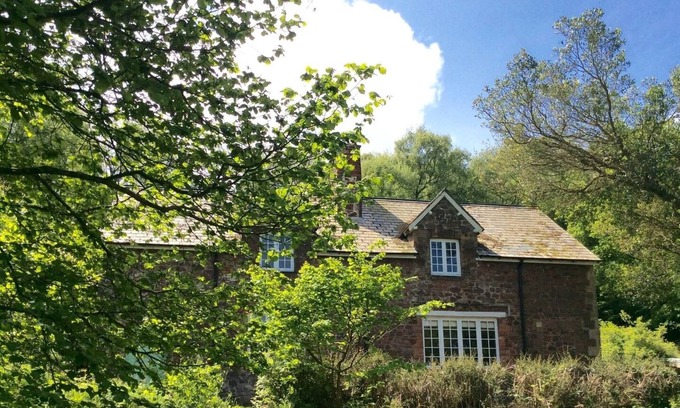 Minehead Cottage | HEYDEN COTTAGE, pet friendly, character holiday cottage in Minehead