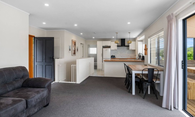 Hatfields Beach House | Hibiscus Hideaway - Orewa Beach Holiday Home