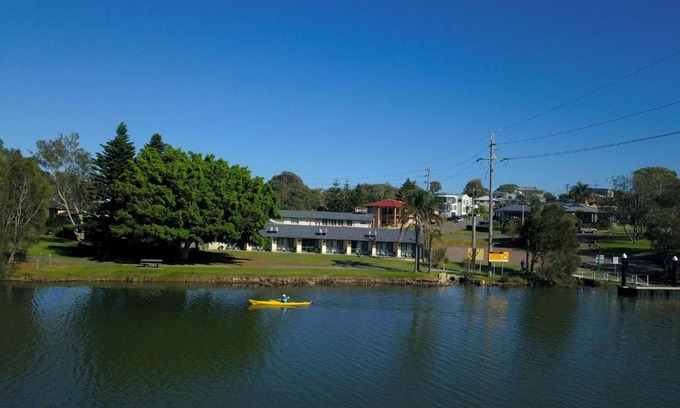 Budgewoi Hotel | Hibiscus Lakeside Motel