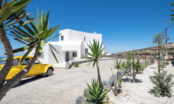 Vothon House | Hidden Gem of Santorini. A Cozy, Charming, Off-the-Beaten-Path Villa