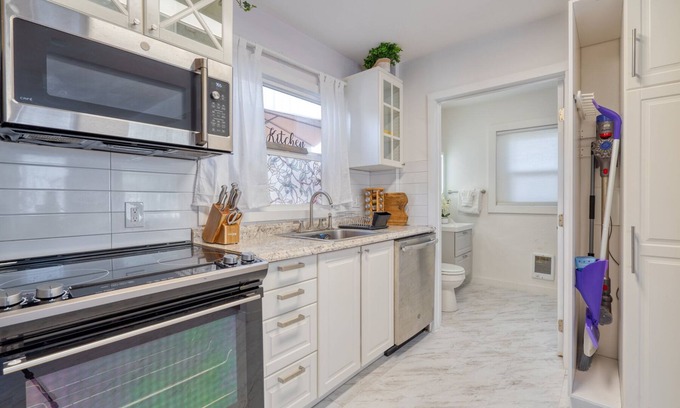 Sellwood-Moreland House | Hidden Gem-Sellwood, Portland, king bed
