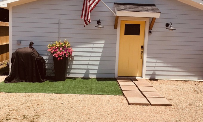 Galveston Cottage | Hidden Gem "Yellow Door Cabana"
