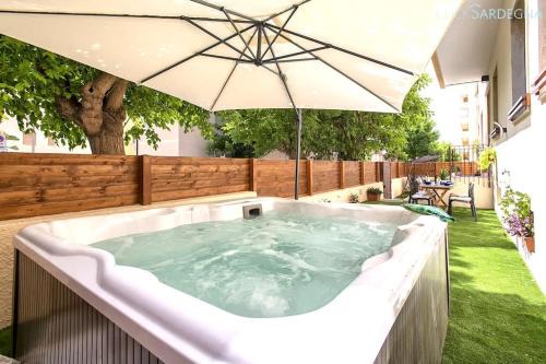 Alghero Apartment | HiddenGarden apartment with garden and jacuzzi in the center of the city of Alghero