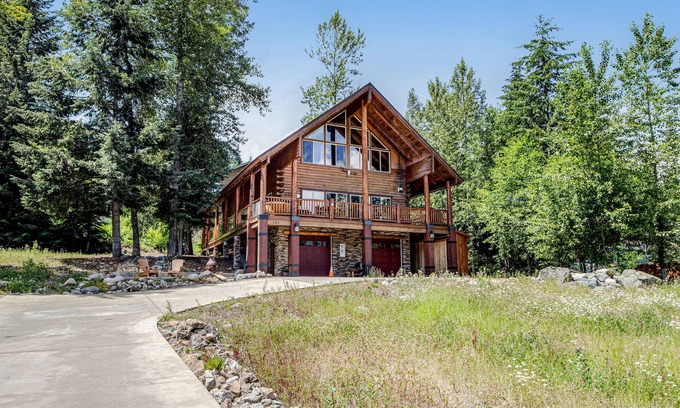 Hyak House | High-end ski-in/ski-out getaway with fast WiFi, large deck & more