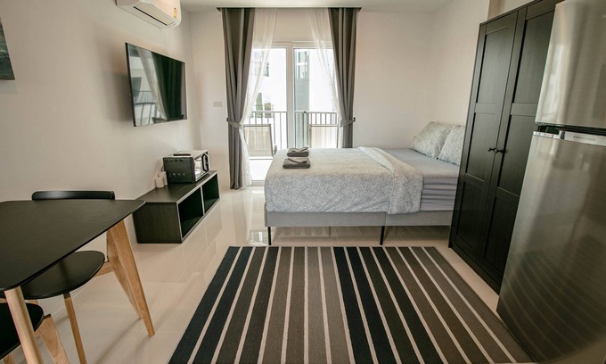 Kram Condo | High floor Studio pool view, walking distrance to the beach