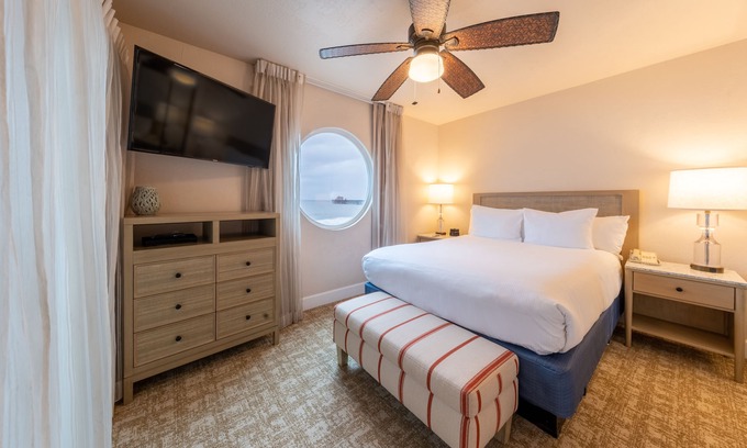 Townsite Hotel | High Tides and Good Vibes! Beachfront, Near Oceanside City Beach