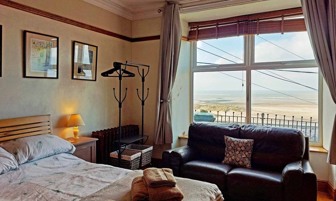 Barmouth Apartment | High View Studio with terrace & sea views