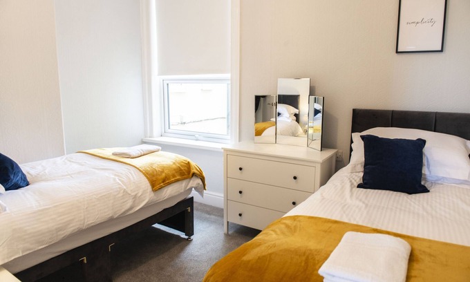 Thornton-Cleveleys Apartment | HIGHCLIFFE PROMENADE SUITE - TWIN BEDS - BEACH VIEWS