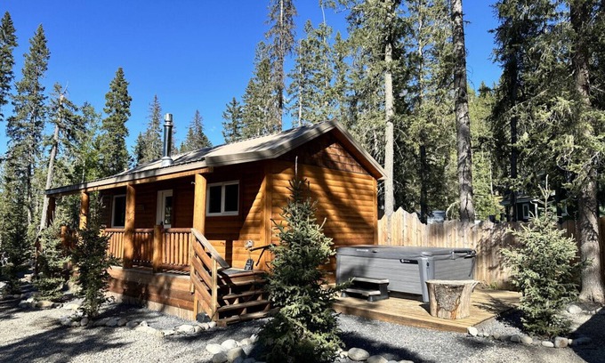 Bragg Creek Cabin | Highland Cabin at the Restart Ranch - hot tub - river access
