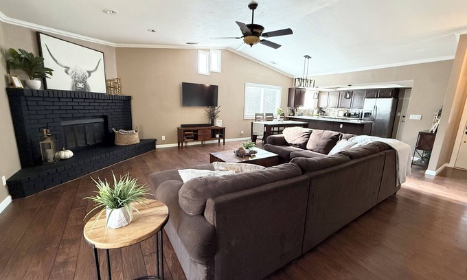 Shasta View House | Highland Hideaway-Family. Work. Fun. Near it all!