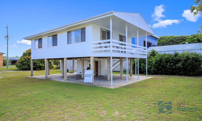 Woodgate House | Highset one street back from the beach