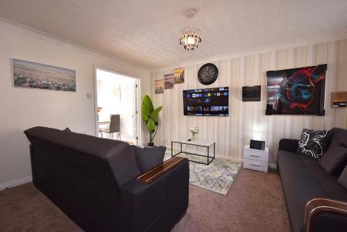 Colchester House | Highwoods Haven Luxury Stay with Garden and Parking