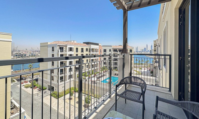 Jumeira 1 Apartment | HiGuests - La Rive Classy 2BR & Balcony
