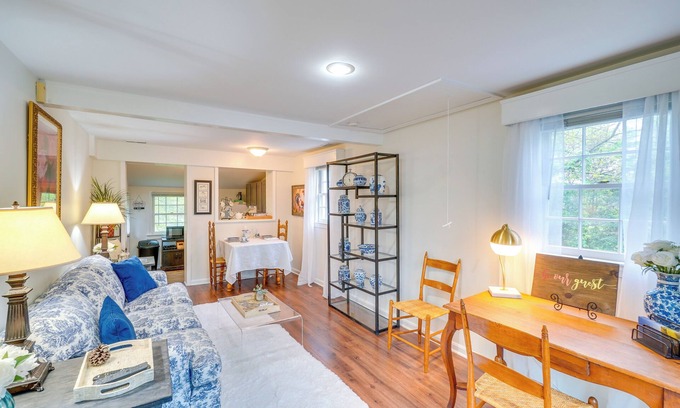 Leesburg Cottage | Hike, Sip & Explore: Charming Waterford Cottage!