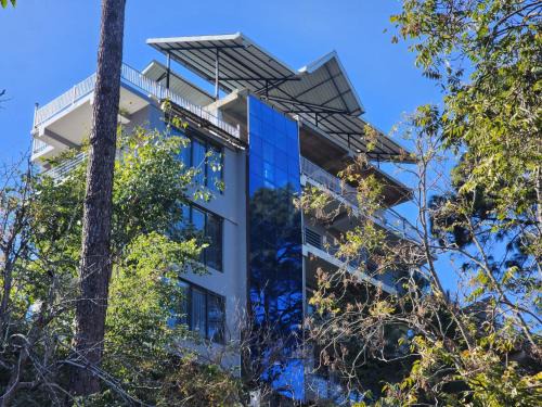 Kumarhatti Apartment | Hill Crest With Pool by Kasauli Vista