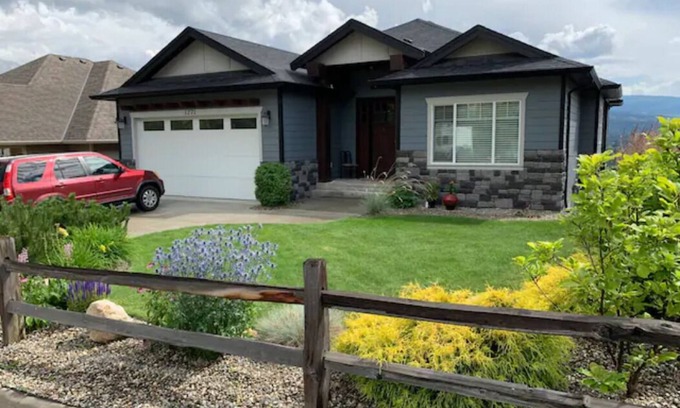 Black Mountain House | Hillside 2b2b suites w/Panoramic views, close to great golfing, biking, skiing!