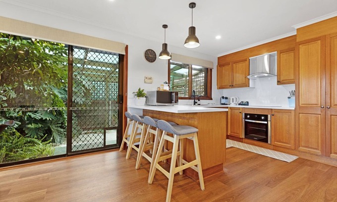 Lakes Entrance House | Hillside Estate - Cozy, Peaceful with a Water View