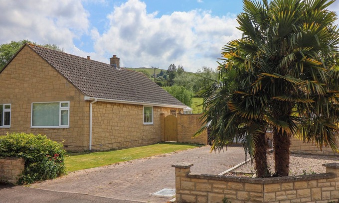Mangotsfield Cottage | HILLSIDE, family friendly, with a garden in Bishops Cleeve