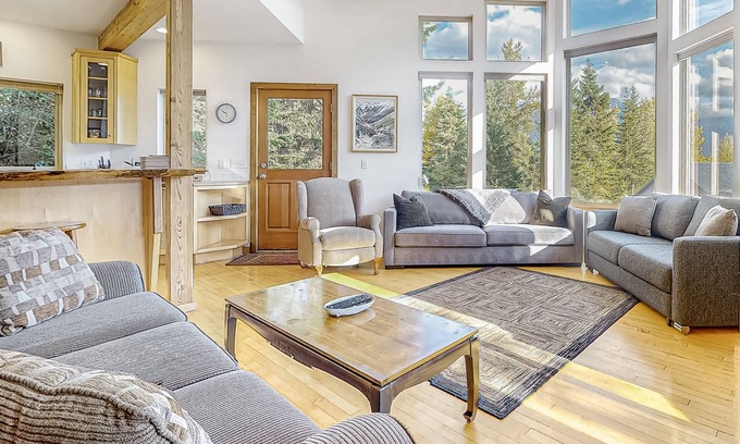 Hyak House | Hillside home with spectacular mountain view, close to Summit East lift