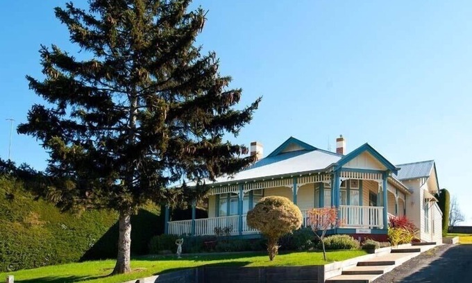 Daylesford House | Hillside - in central Daylesford, period home close to lake, shops and day spas