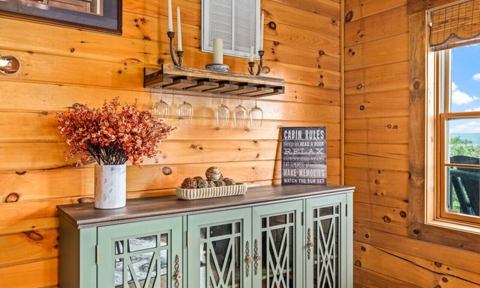 Bergton Cabin | Hilltop Cabin - HotTub, Game Room & Great View