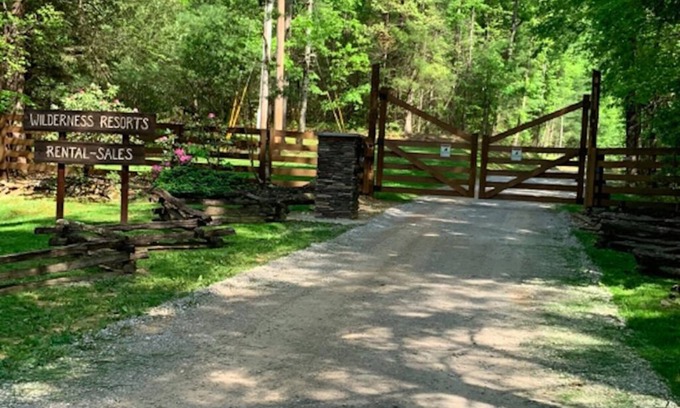 Oneida Cabin | Hilltop Haven Cabin: Mountain Log Cabin With Hot Tub