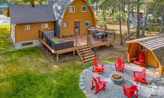 East Kootenay Cabin | Hilltop Hive | Backyard Oasis | Fireplace | Beach