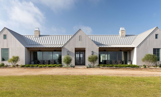 Austin County House | Hilltop House - Central to Round Top, Brenham, Bellville, and Chappell Hill.