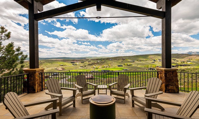 Tuhaye House | Hilltop Luxury with Views, Privacy & Hot Tub, 30-Day Retreat in Gated Community
