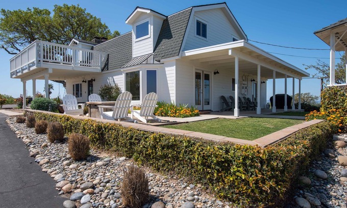 Paso Robles House | Hilltop Vineyard Estate with 360 Views, Hot Tub & Pool!