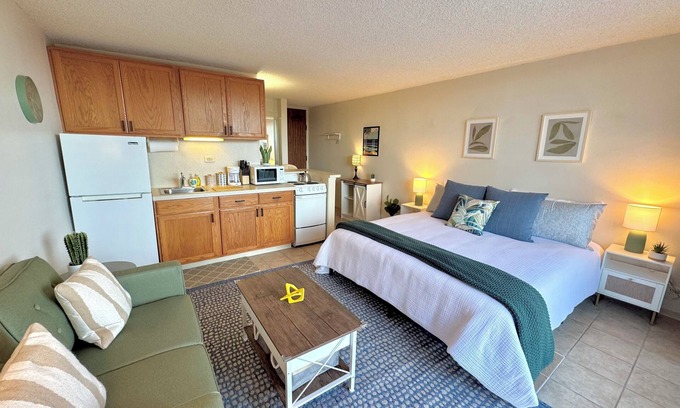 Hilo Apartment | Hilo Studio Retreat with Gorgeous Park View, AC, WiFi, Pool