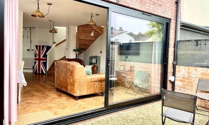 Southville House | Hip Industrial Style Southville House & Courtyard