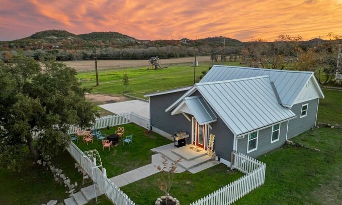 Boerne House | Historic 1 BR Cottage | Mountain Views | Firepit