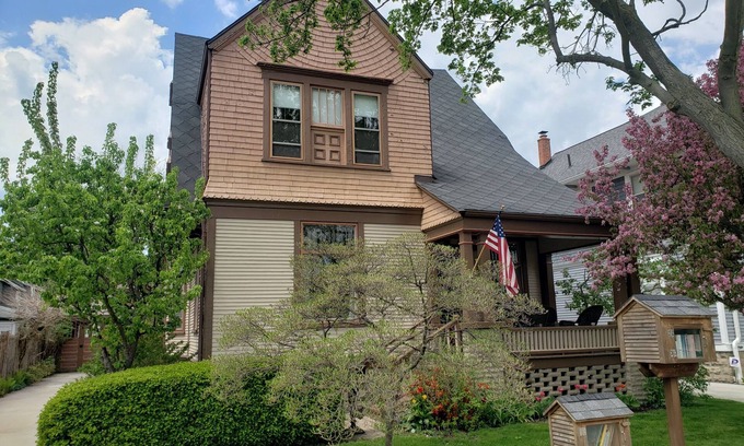 Port Huron House | Historic 1875 Victorian-Pear Tree Manor - close to downtown, Lake Huron, & river