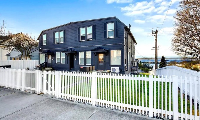 Everett Apartment | Historic 2 BR apartment in Everett, WA, sleeps 6. Includes a FREE reserved parking spot! Remodeled with A/C, W/D, and full kitchen. Minutes from Arena, Medical Center, and Naval Station.