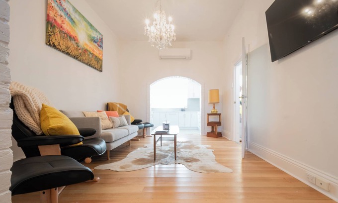 Launceston CBD House | Historic Beauty in the CBD with Parking & WiFi