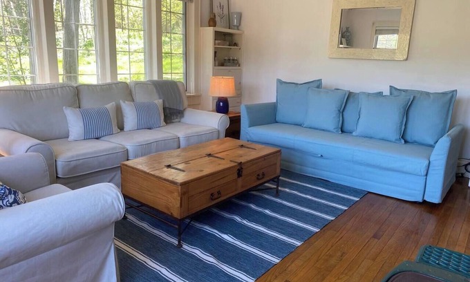 Mineral Point House | Historic District, Charming Cottage, Sleeps 10