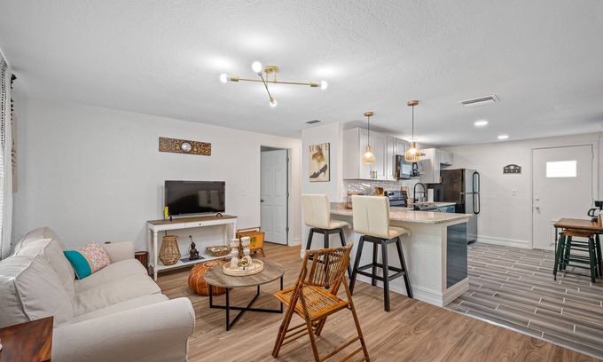 Palmetto Apartment | Historic Duplex with Fenced Yard and Ample Parking in Palmetto's Downtown Gem