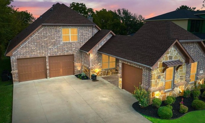 Grapevine House | Historic Grapevine 3-bedroom house 4 minutes walk to Historic main street.