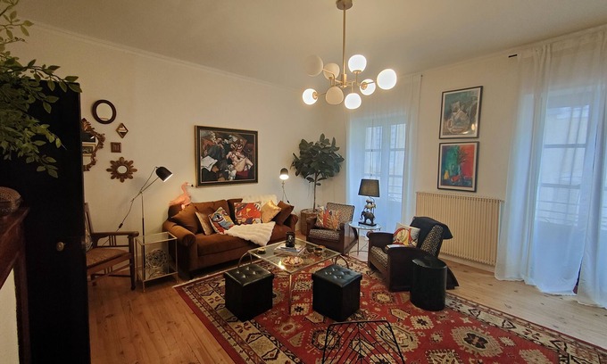 Cahors Old Town Apartment | Historic Heart of Cahors!Elegant yet Cozy large 2 large bedroom apartment!