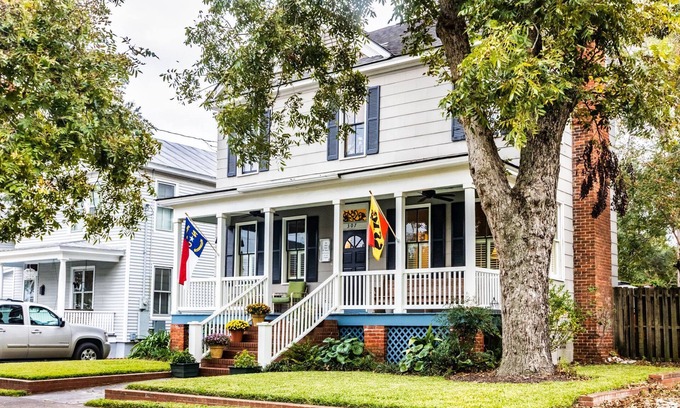 New Bern House | Historic Heath House steps from the Neuse River